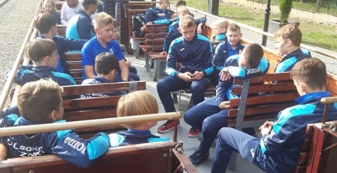 Na zdjęciu członkowie drużyny juniorskiej Sokoła Duszniki na wycieczce kolejką wąskotorową