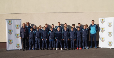 Na zdjęciu drużyna juniorów Sokoła z trenerami i Wójtem Gminy Duszniki przed wyjazdem na turniej.
