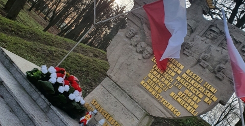 Na zdjęciu Pomnik Walk i Męczeństwa w Dusznikach udekorowany kwiatami złożonymi z okazji 102. rocznicy Powstania Wielkopolskiego. 