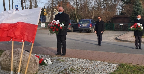 Na zdjęciu Przewodniczący Rady Gminy Duszniki składający wiązankę kwiatów pod tablicą pamiątkową.