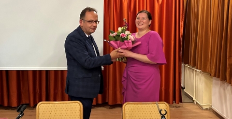 Wójt Gminy Duszniki przekazuje kwiaty Skarbnikowi Gminy po głosowaniu nad absolutorium z wykonania budżetu za 2022 r.