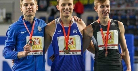 Na zdjęciu pierwszy od prawej Bartosz Zieliński - zdobywca brązowego medalu w biegu na 200 metrów w Halowych Mistrzostwach Polski w kategorii U23 razem ze zdobywcami złotego i srebrnego medalu.