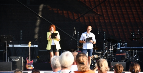 Impreza "Dusznickie lato" w Dusznikach. Na zdjęciu scena, na której pracownicy BPiCAK zapraszają na koncert. Zdjęcie z konta facebook BPiCAK.