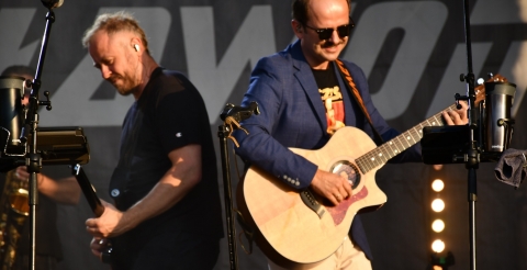 Impreza "Dusznickie lato" w Dusznikach. Na zdjęciu Sławomir i muzyk zespołu z gitarami w trakcie koncertu. Zdjęcie z konta facebook BPiCAK.