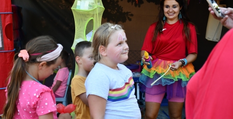 Impreza "Dusznickie lato" w Dusznikach. Na zdjęciu dzieci i animatorka zajęć. Zdjęcie z konta facebook BPiCAK.