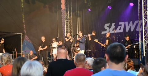 Impreza "Dusznickie lato" w Dusznikach. Na zdjęciu zespół Sławomir w trakcie koncertu. Na pierwszym planie uczestnicy przed sceną. Zdjęcie z konta facebook BPiCAK.