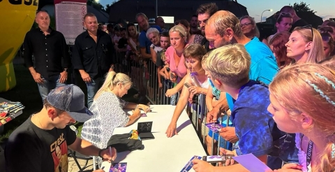 Impreza "Dusznickie lato" w Dusznikach. Na zdjęciu członkowie zespołu Sławomir podpisują autografami pamiątkowe zdjęcia i płyty. Po prawej uczestnicy koncertu. Zdjęcie z konta facebook BPiCAK.