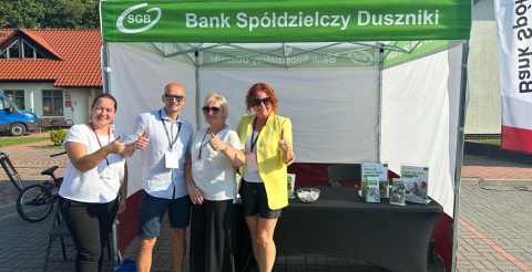 Impreza "Dusznickie lato" w Dusznikach. Na zdjęciu przedstawiciele Banku Spółdzielczego przy swoim stoisku wraz z pracownikami BPiCAK. Zdjęcie z konta facebook BPiCAK.