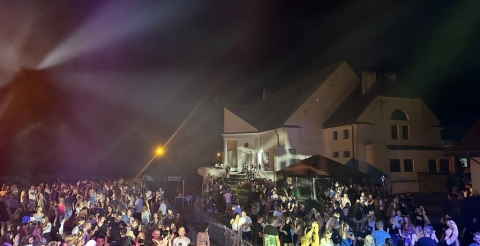 Impreza "Dusznickie lato" w Dusznikach. Na zdjęciu zabawa taneczna na zakończenie imprezy. W tle budynek CAK, na pierwszym planie uczestnicy zabawy. Zdjęcie z konta facebook BPiCAK.