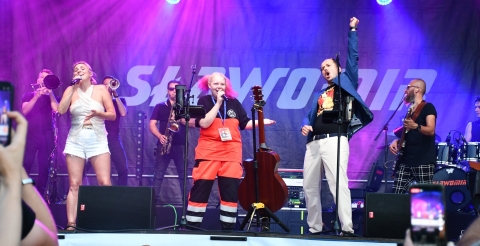 Impreza "Dusznickie lato" w Dusznikach. Na zdjęciu Sławomir z zespołem i osoba zaproszona na scenę do wspólnego zaśpiewania utworu. Zdjęcie z konta facebook BPiCAK.