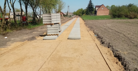 Budowa drogi z płyt betonowych na ul. Sportowej w Podrzewiu
