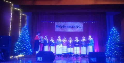 Na zdjęciu artyści koncertu "Spotkanie z kolędą" na scenie widowiskowej w Dusznikach