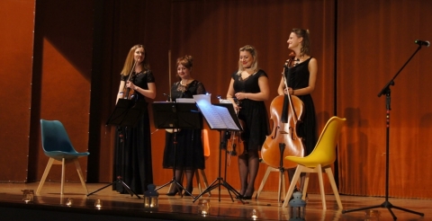 Na zdjęciu muzycy z kwartetu UpBeat po zakończeniu koncertu na scenie widowiskowej CAK w Dusznikach