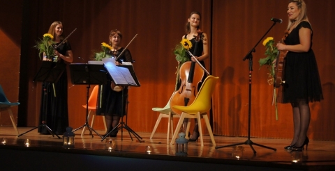 Na zdjęciu muzycy z kwartetu UpBeat po zakończeniu koncertu na scenie widowiskowej CAK w Dusznikach z kwiatami otrzymanymi od organizatorów