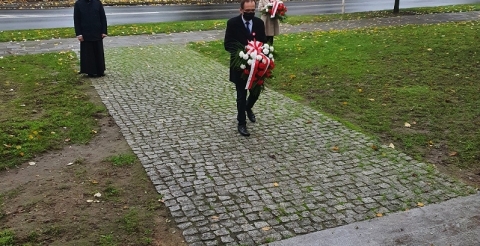 Na zdjęciu delegacja gminy na czele z Wójtem idącym w kierunku pomnika.