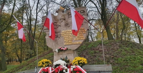 Na zdjęciu pomnik Walk i Męczeństwa w Dusznikach udekorowany wiązankami kwiatów po obchodach Święta Niepodległości.