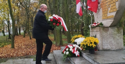 Na zdjęciu Przewodniczący Rady Gminy Duszniki składający wiązankę kwiatów pod pomnikiem Walk i Męczeństwa w Dusznikach.