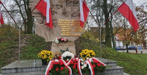 Na zdjęciu pomnik Walk i Męczeństwa w Dusznikach udekorowany wiązankami kwiatów po obchodach Święta Niepodległości.