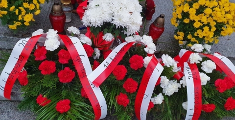 Na zdjęciu wiązanki kwiatów złożone z okazji obchodów Święta Niepodległości pod pomnikiem Walk i Męczeństwa w Dusznikach.
