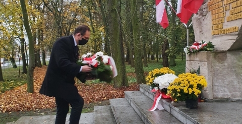 Na zdjęciu Wójt Gminy Duszniki składający wiązankę kwiatów pod pomnikiem Walk i Męczeństwa w Dusznikach.