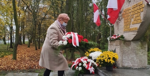 Na zdjęciu Sołtys wsi Młynkowo reprezentująca sołtysów Gminy Duszniki w trakcie składania wiązanki kwiatów pod pomnikiem Walk i Męczeństwa w Dusznikach.