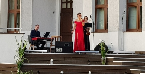 Na zdjęciu Joanna Aleksandrowicz śpiewa z muzykami towarzyszącymi podczas koncertu na tarasie CAK w Dusznikach.