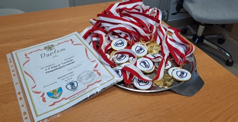Dyplom i medale dla uczestników siatkarskiego Turnieju Niepodległościowego w Dusznikach