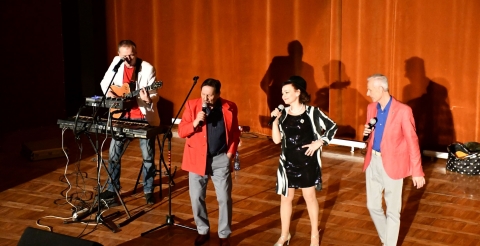 Na zdjęciu czteroosobowy zespół Hals podczas występu na scenie sali widowiskowej w Dusznikach