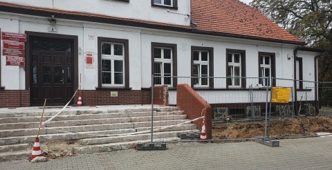 Na zdjęciu zabytkowy dworek w Dusznikach w trakcie remontu schodów. Stan prac w połowie września 2020 r.