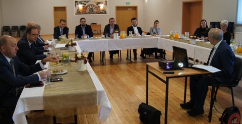 Na zdjęciu uczestnicy spotkania samorządowców z terenu KOLD w sali wiejskiej w Grzebienisku. 