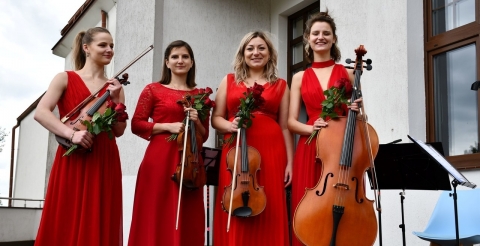 Na zdjęciu kwartet smyczkowy UpBeat Quartet po koncercie z kwiatami otrzymanymi od organizatora koncertu.