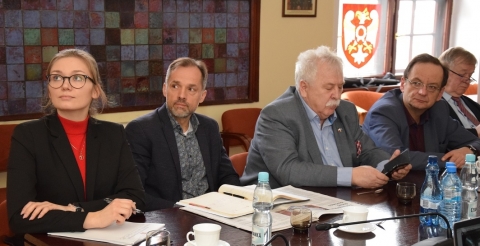 Na zdjęciu przedstawiciele samorządów podczas spotkania w Starostwie Powiatowym w Szamotułach 5 marca 2020 r.