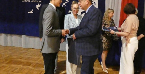 Wójt wręcza nagrodę najlepszemu absolwentowi Szkoły Podstawowej w Dusznikach