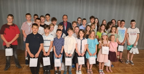 Wyróżnieni uczniowie Szkoły Podstawowej w Dusznikach z wójtem