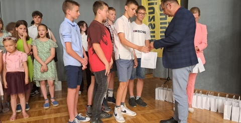 Wręczenie wyróżnień uczniom Szkoły Podstawowej w Dusznikach