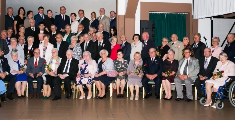 Wspólne zdjęcie jubilatów z przedstawicielami administracji rządowej i samorządowej podczas uroczystości jubileuszy małżeńskich 