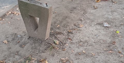 Uszkodzone ławki w parki w Dusznikach