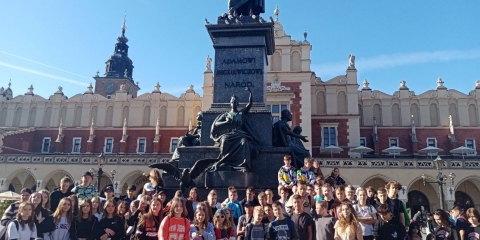 "Poznaj Polskę" wycieczki szkolne dofinansowane z Ministerstwa Edukacji i Nauki.