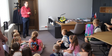 Pierwszoklasiści z Dusznik odwiedzili urząd