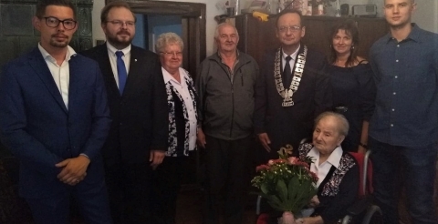 Na zdjęciu Władysława Wieczorek w dniu swoich 102. urodzin w otoczeniu rodziny, Wójta Gminy Duszniki i przedstawicieli Towarzystwa Miłośników Ziemi Dusznickiej.