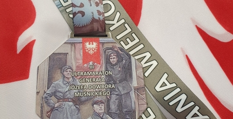 Pamiątkowy medal ultramaratonu przekazany przez uczestników biegu.