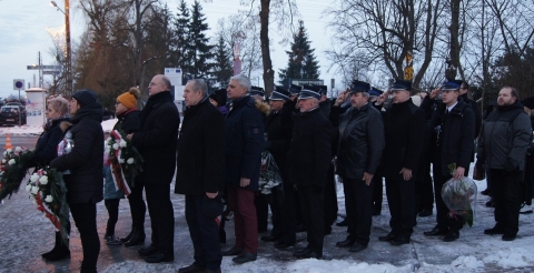 Uroczystość 103. rocznicy wybuchu Powstania Wielkopolskiego pod tablicą pamiątkową na skwerze przy ul. Powstańców Wielkopolskich. Na zdjęciu uczestnicy delegacji ustawieni do składania wiązanek kwiatów pod tablicą.