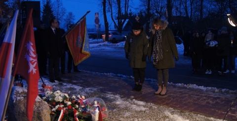 Uroczystość 103. rocznicy wybuchu Powstania Wielkopolskiego pod tablicą pamiątkową na skwerze przy ul. Powstańców Wielkopolskich. Na zdjęciu dwuosobowa delegacja Szkoły Podstawowej w Sędzinku przed tablicą.