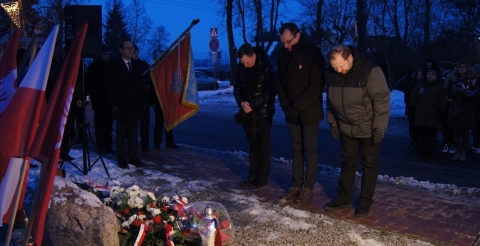 Uroczystość 103. rocznicy wybuchu Powstania Wielkopolskiego pod tablicą pamiątkową na skwerze przy ul. Powstańców Wielkopolskich. Na zdjęciu trzyosobowa delegacja Towarzystwa Miłośników Ziemi Dusznickiej  przed tablicą.