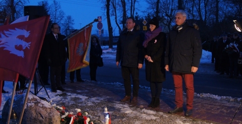 Uroczystość 103. rocznicy wybuchu Powstania Wielkopolskiego pod tablicą pamiątkową na skwerze przy ul. Powstańców Wielkopolskich. Na zdjęciu trzyosobowa delegacja radnych przed tablicą.