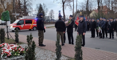 Obchody 104. rocznicy wybuchu Powstania Wielkopolskiego przy pamiątkowej tablicy w Dusznikach