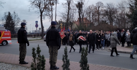 Obchody 104. rocznicy wybuchu Powstania Wielkopolskiego przy pamiątkowej tablicy w Dusznikach