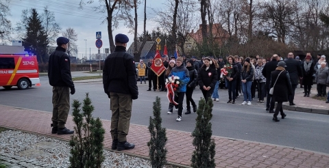 Obchody 104. rocznicy wybuchu Powstania Wielkopolskiego przy pamiątkowej tablicy w Dusznikach