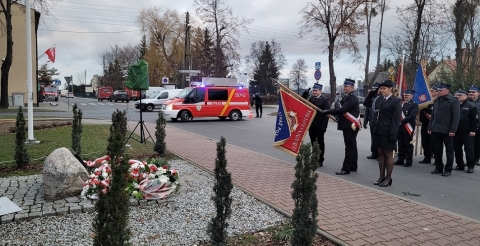 Obchody 104. rocznicy wybuchu Powstania Wielkopolskiego przy pamiątkowej tablicy w Dusznikach