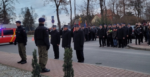 Obchody 104. rocznicy wybuchu Powstania Wielkopolskiego przy pamiątkowej tablicy w Dusznikach